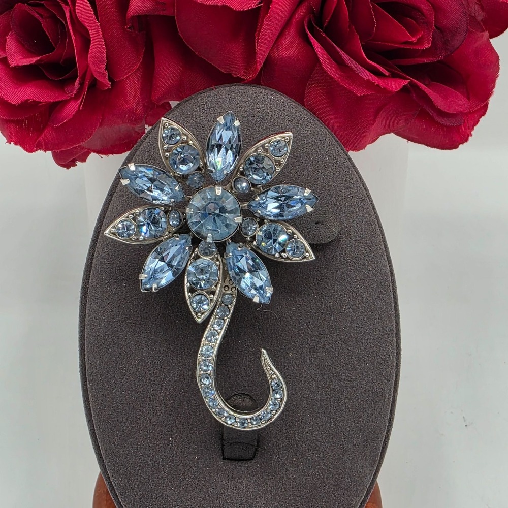 Vintage Weiss Flower Brooch Blue Crystal Silver‎ Tone Plated Pin Signed Spring